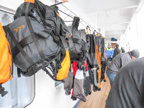 Depois de lavadas, nossas roupas de caiaque secam no varal a bordo do Sea Spirit, já a caminho da América do Sul